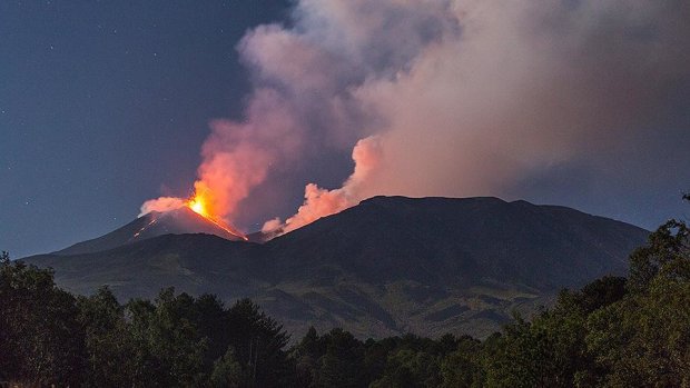 В Италии разбушевался вулкан Этна. Первое впечатляющее видео извержения