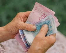 Пенсіонер з гривнями — доплата 40% до пенсії за довідкою