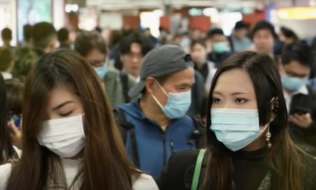 Люди массово скупают медицинские маски, скриншот YouTube