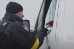 Проверка документов. Фото: скриншот YouTube-видео