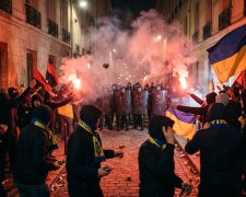 футбольні фанати поліція зіткнення стадіон Париж фаєри дим