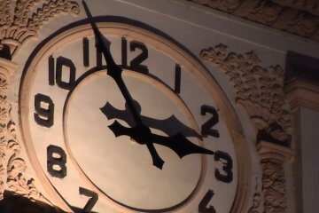 Переведення годинників.  Фото: скріншот YouTube-відео