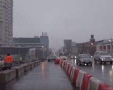Конструкция нового путепровода вызвала недоумение киевлян, фото: скриншот с YouTube