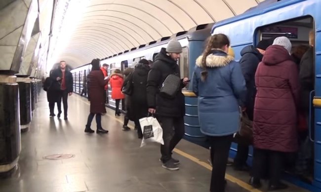 Киевляне смогут пользоваться интернетом в метро. Фото: скрин youtube