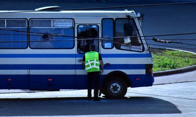 Автобус с заложниками в Луцке. Фото: скриншот YouTube