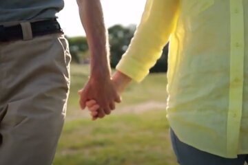 Закохана пара. Фото: скріншот YouTube-відео