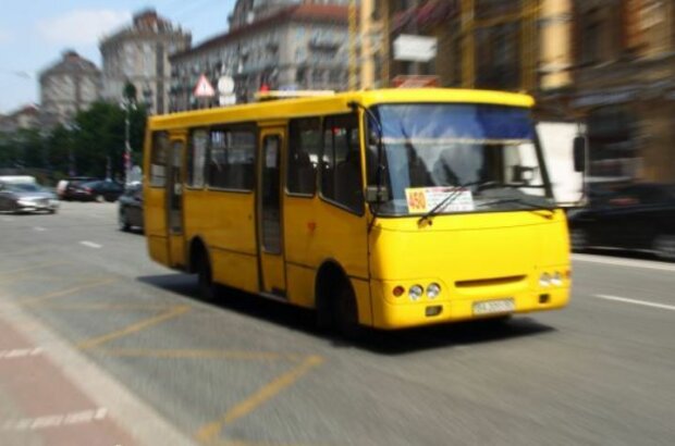 В Киеве маршрутка вспыхнула посреди улицы: тушили водители, проезжающие мимо