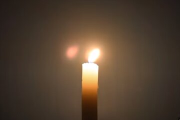 Свеча памяти. Фото: YouTube, скрин