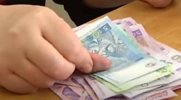 Реальная зарплата украинцев сократилась. Фото: скриншот YouTube-видео