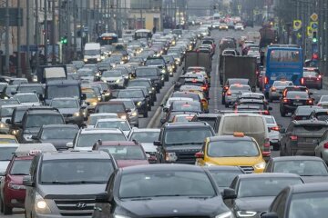 Мосты вот-вот рухнут от транспорта:  Киев трещит от пробок, проехать невозможно