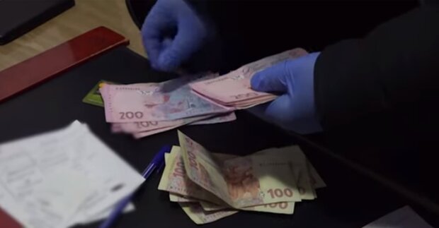 В Киеве начальника банка поймали на хищении средств клиентов. Фото: скриншот YouTube