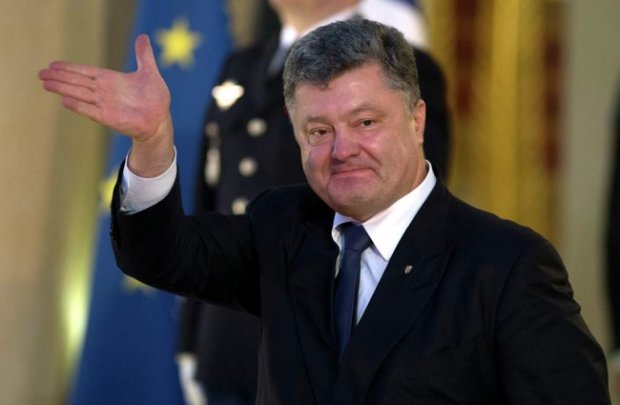 Это все же произошло! Экс-президент Украины вместе с семьей покинул Украину. Вот так, под шумок