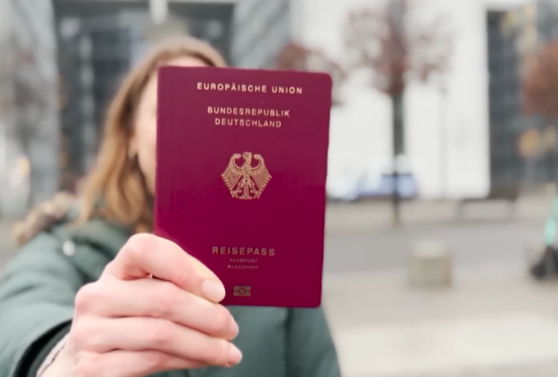 Українцям роздадуть нові паспорти у США, Канаді, Німеччині, Польщі без скасування громадянства