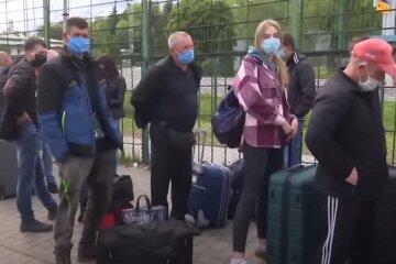 Українці на кордоні. Фото: скріншот YouTube-відео