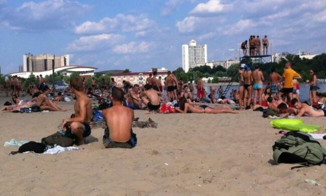 На пляжах Киева - новые флажки: стало известно, где запещено купаться