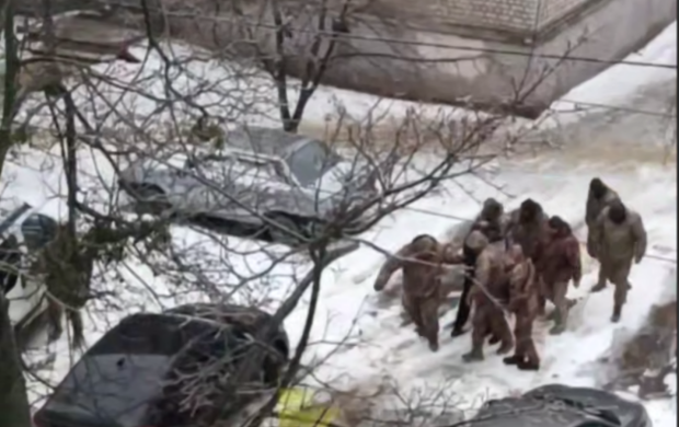 Бусифікували всю сім'ю: у Харкові десяток ТЦКашників запакували в бус чоловіка та дружину