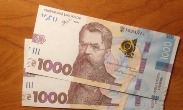 Банкноти у 1000 гривень. Фото: скріншот YouTube-відео