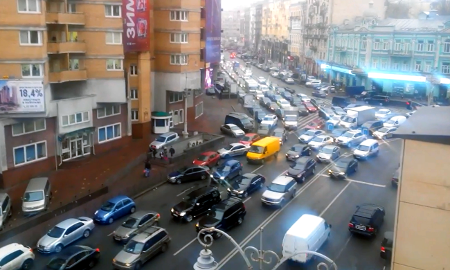 В Киеве массово перекрывают движение автотранспорта. Фото: YouTube