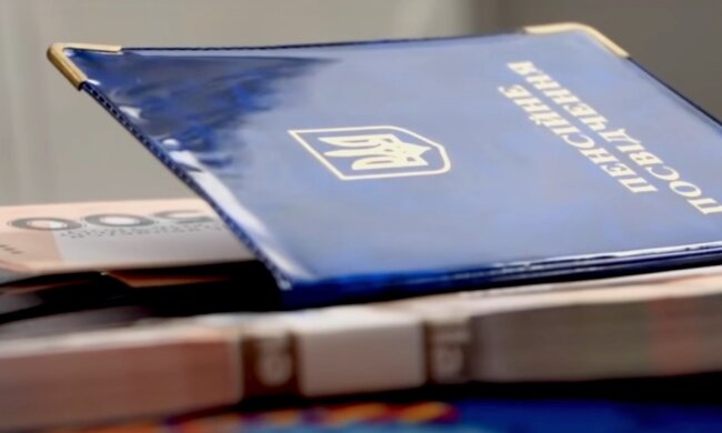 Пенсійне посвідчення. Фото: YouTube, скрін