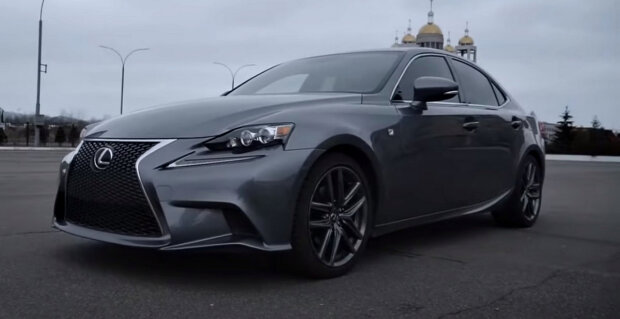 Lexus IS. Фото: скріншот YouTube-відео.