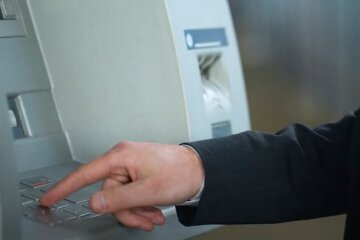 Банки запровадили обмеження на зняття готівки в банкоматах та касах.Фото: YouTube, скрін