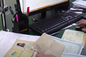 Паспорти та ІПН українців передадуть в Держфінмоніторинг - що відбувається. Фото: скрін YouTube