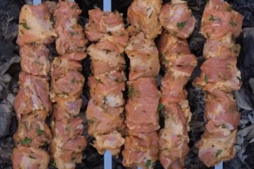 Шашлик. Фото: скріншот з YouTube
