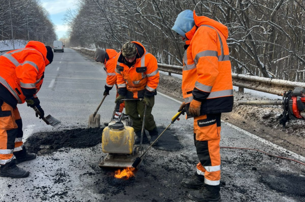 Стан доріг, ями на дорогах, проблема, асфальт. Фото: Стіна