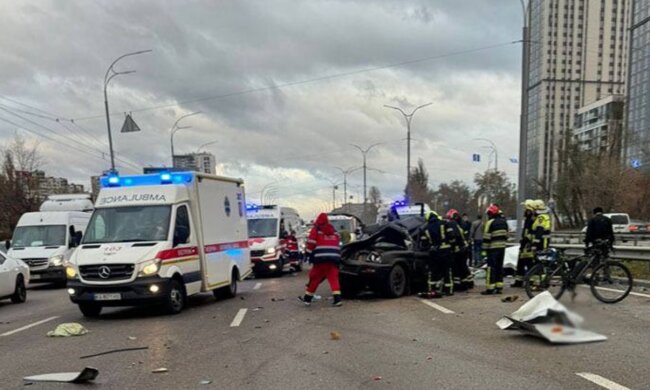Страшна ДТП у столиці: величезний автобус повним ходом зніс авто та вилетів на тротуар - відео