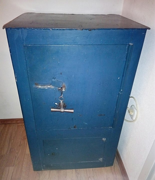 На свалке нашли запечатанный старый сейф, в котором находился настоящий сюрприз. Фото