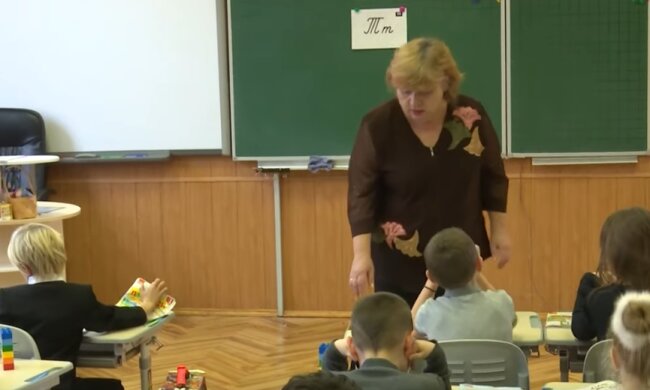 В Украине - 32 тысяч "лишних" учителей. Фото: скрин youtube