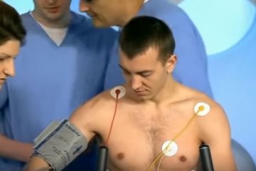 Боль в груди. Фото: скриншот YouTube.