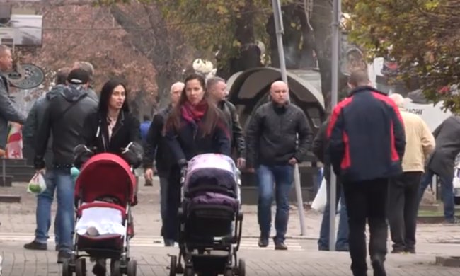 Люди на улице, фото: Скриншот YouTube