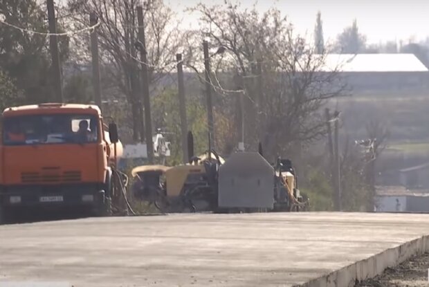 В Украине введут уголовную ответственность за некачественные дороги. Фото: YouTube, скрин