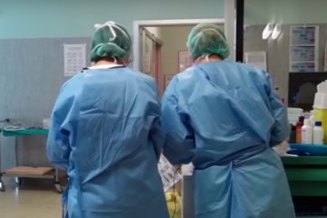 Медработникам обещают доплату. Фото: скриншот YouTube