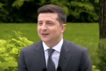 Огурец Зеленского не смог устоять перед шаблей казака: видео