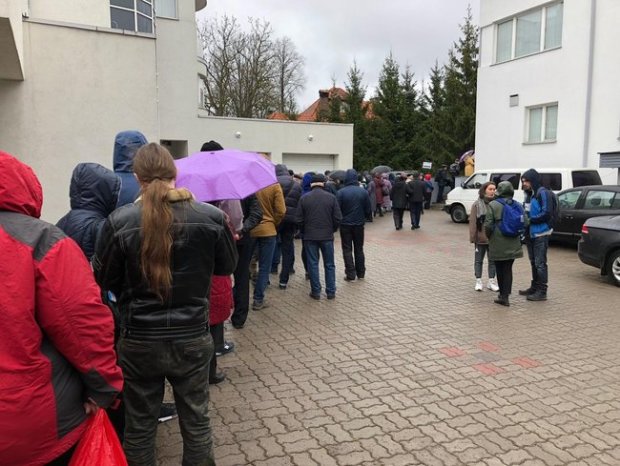Украинцы в Праге, Берлине, Таллинне, Мюнхене и Дюссельдорфе выстроились в большие очереди, чтобы проголосовать 03