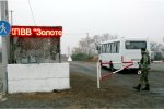 Несмотря на разведение войск, добровольцы и «Азов» все еще остаются в Золотом