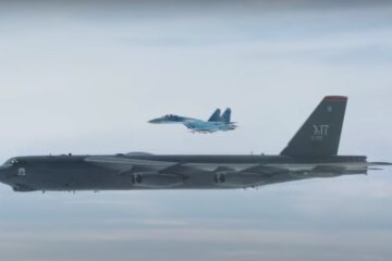 Американские стратегические бомбардировщики В-52Н снова в украинском небе. Фото: скриншот видео