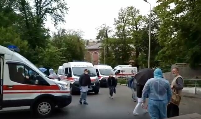 Он никуда не исчез: в Киеве показали очередь из скорых, расслабляться рано