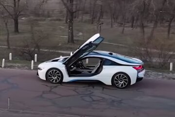 Среди хлама и мусорных баков: BMW за 3 миллиона нашли в неожиданном месте