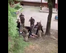 У мережі з'явилося відео, як поліцейський допомагав ТЦК із мобілізацією - жорстокість зашкалює