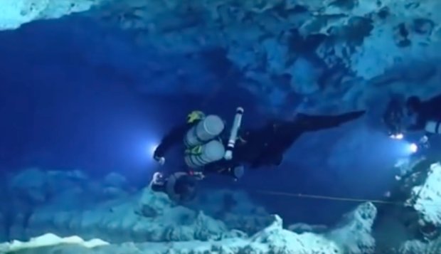 Археологи в подводной пещере. Фото: скриншот Youtube