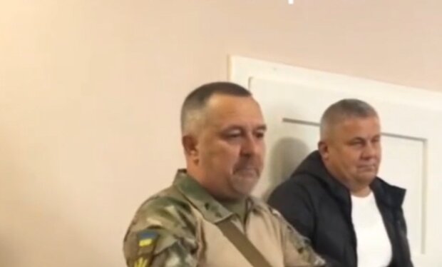 Депутат Сергій Батрин та військовий. Фльл: скрін відео Батальйон "Монако"