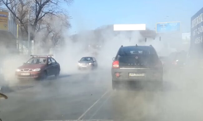 Прорыв трубы в Киеве. Фото: скриншот YouTube-видео