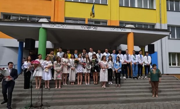 Последний звонок в украинской школе 2022. Фото: скриншот YouTube-видео