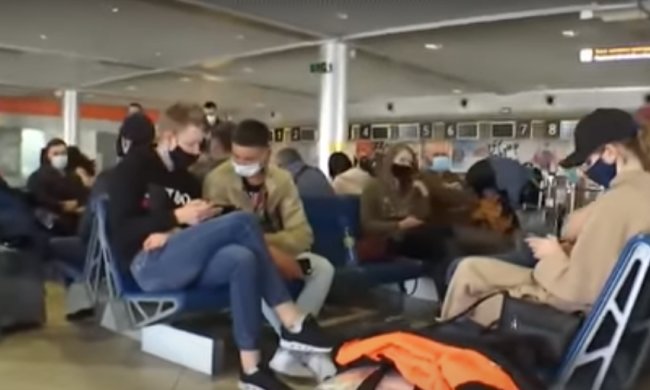 Заробитчане в  в аэропорту "Борисполь" ждут вылет в Лондон, скриншот YouTube