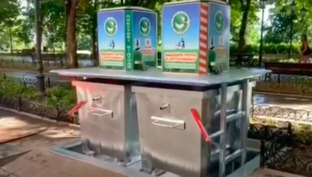 Новые технологии: в Одессе установили современные подземные мусорки, видео