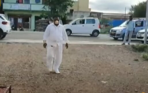 Маска из золота. Фото: скриншот YouTube