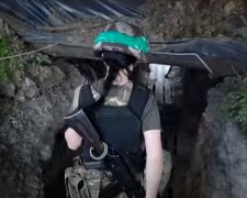 Украинская военнослужащая. Фото: скриншот YouTube-видео